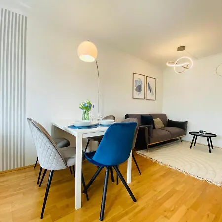 Apartmán Kyanit Apartment: Free Parking + Pool + Netflix